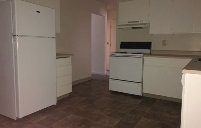 2 beds, 1 bath, 930 sqft, $1,300, Unit #12