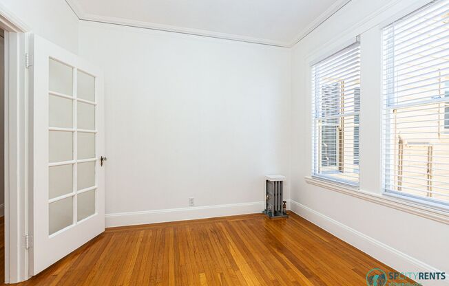 Sunset: Massive Remodeled Top Floor Apartment w/ Views, Onsite Laundry & Optional Parking