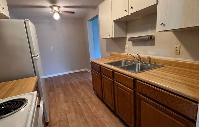 2 beds, 1 bath, 950 sqft, $700, Unit 16