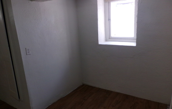 Basement Apartment in Tri-Plex! 2 Bedroom/1 Bath  $950/$950