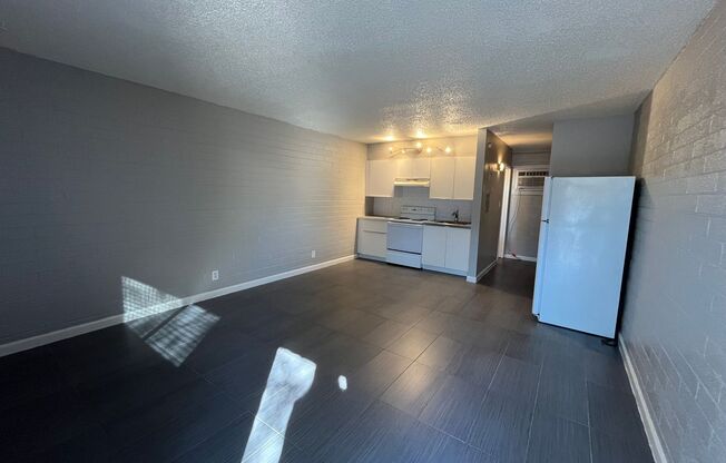 Studio, 1 bath, 400 sqft, $950, Unit 08