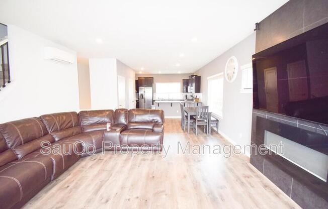 445 NE TORK PL