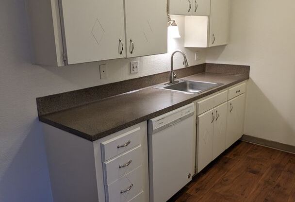 2 beds, 2 baths, 900 sqft, $1,525, Unit #24