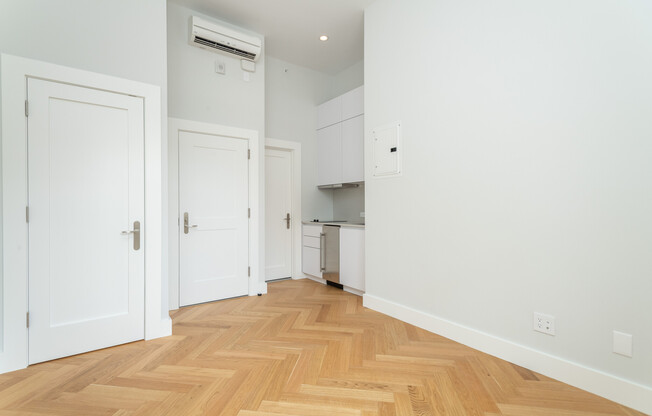 Studio, 1 bath, 198 sqft, $2,350, Unit 4