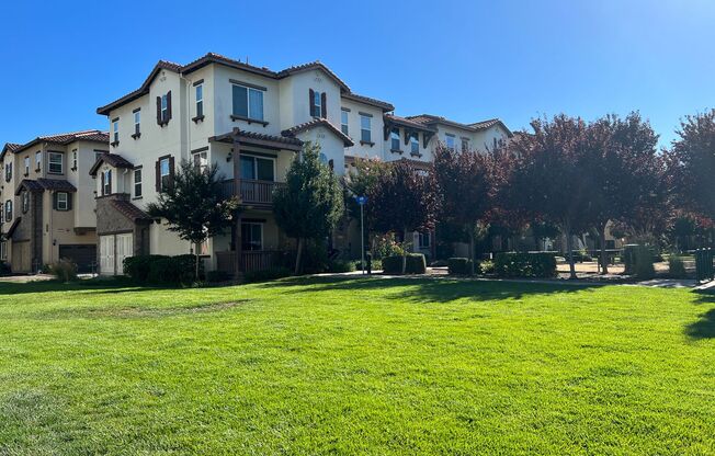 Gorgeous Tri-Level 3 bedroom 3.5 bath Townhome Perfectly Located in North San Jose