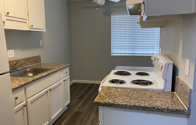 725 N San Joaquin Ave