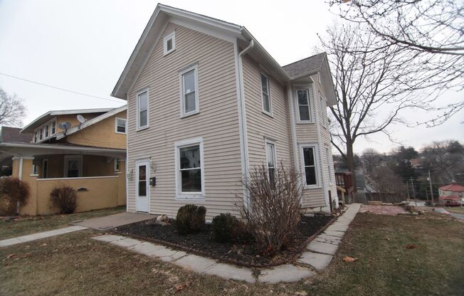 4 bedroom home in the East Village of Davenport available now!