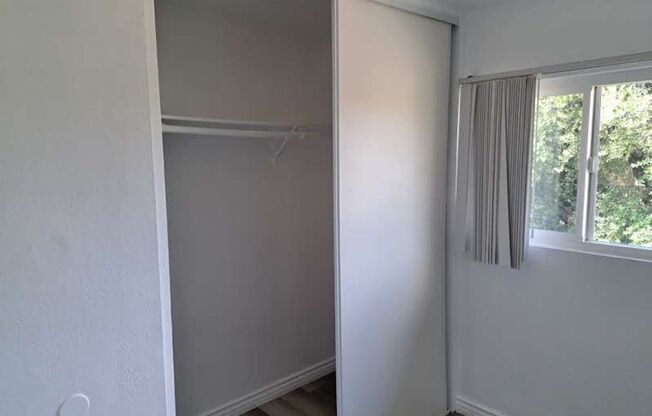 2 beds, 1 bath, 900 sqft, $2,300, Unit Euclid525-1