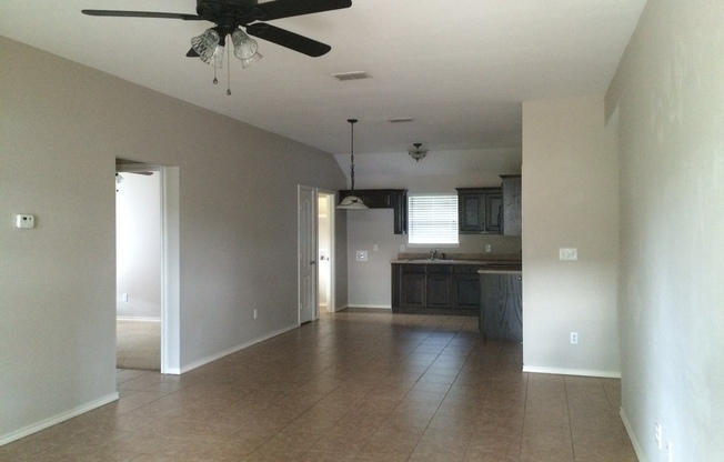 *AVAILABLE NOW* 3 Bedroom Duplex for Rent in Lindale!