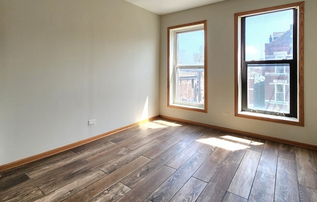 1316 W 18 ST