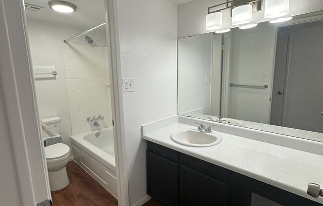 1 bed, 1 bath, 570 sqft, $1,325, Unit 26