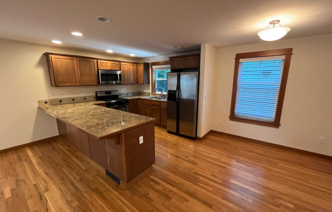 Large 3 bed/3.5 bath Greenwood Townhouse!!!