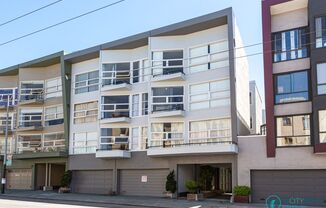 Marina: Top Floor Studio w/ Hardwood Floors & Laundry Onsite near Chestnut Shops