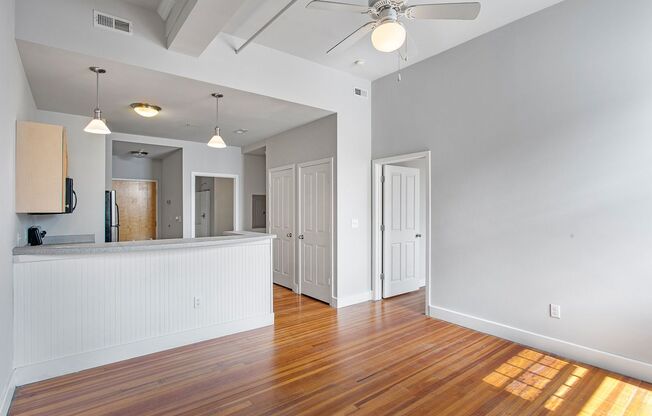 2 beds, 2 baths, 914 sqft, $1,650, Unit APT 32