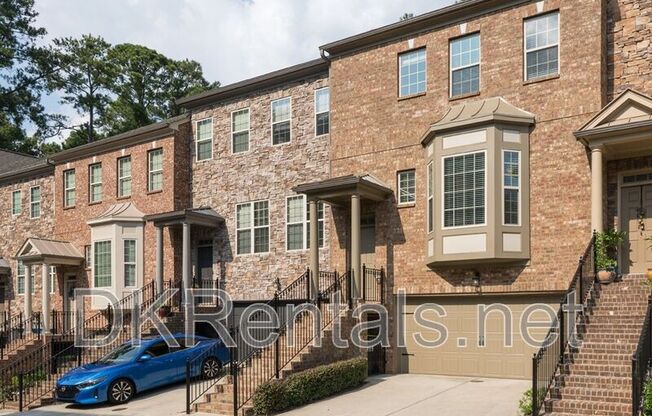 921 HICKORY LEAF CT SE