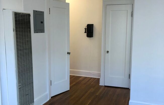 Studio, 1 bath, 389 sqft, $1,199, Unit 100