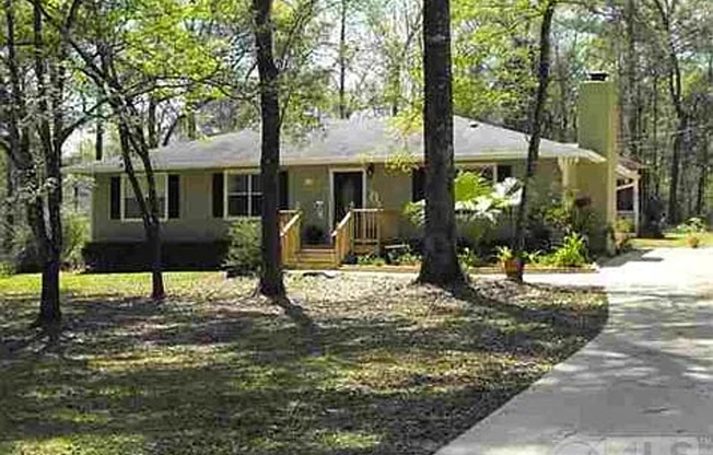 Amazing 3/2 Single Family Home with a Pool!