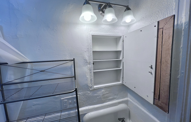 Studio, 1 bath, 400 sqft, $865, Unit 304