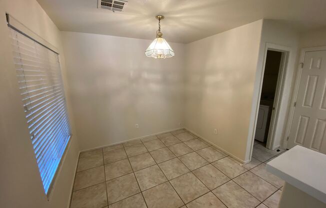 Great 3 bed 2.5 bath townhouse located near Summerlin
