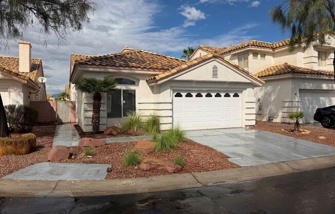 Beautiful 3 bedroom 2 bathroom home with Pool!