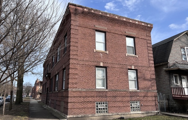 2707 E 78 ST