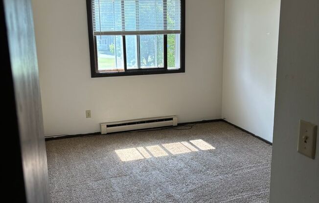 2 beds, 1 bath, $825