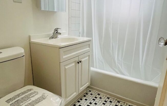 Modern Kit/Bath, Heat/Hot Water Included, Live-in Manager