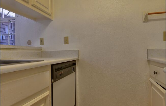 2 beds, 1 bath, $1,410, Unit # 19H