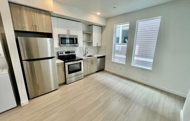 Studio, 1 bath, 326 sqft, $1,175, Unit 8