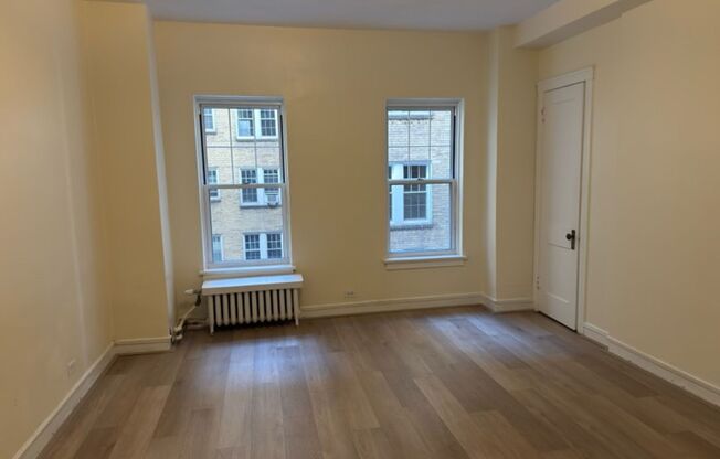 Studio, 1 bath, 323 sqft, $1,175, Unit Old King Edward 331