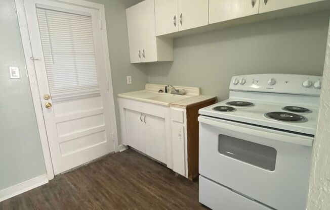 2 beds, 1 bath, $1,090