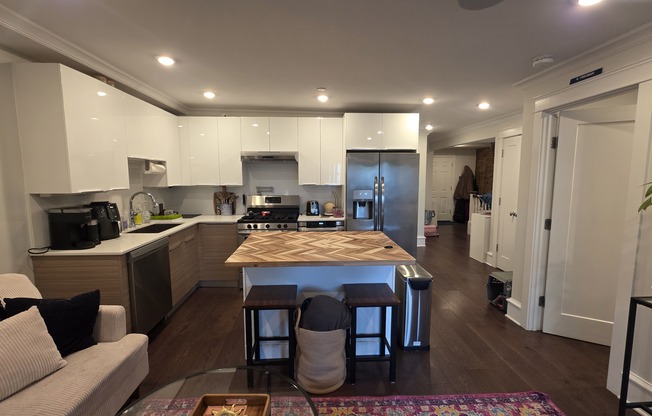 809 E BROADWAY