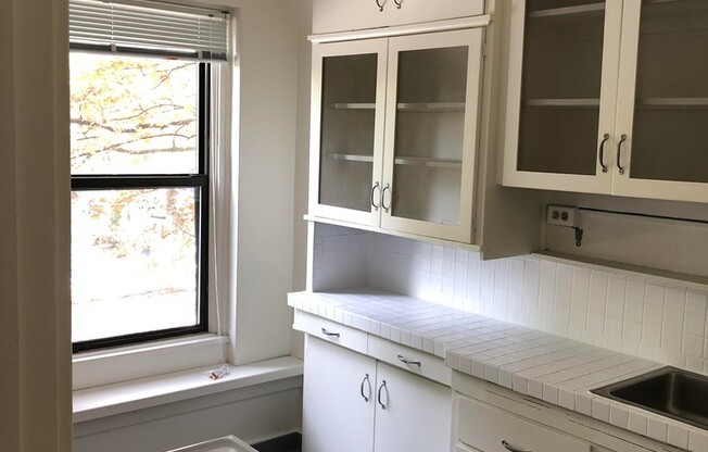 Studio, 1 bath, 380 sqft, $1,450, Unit 301