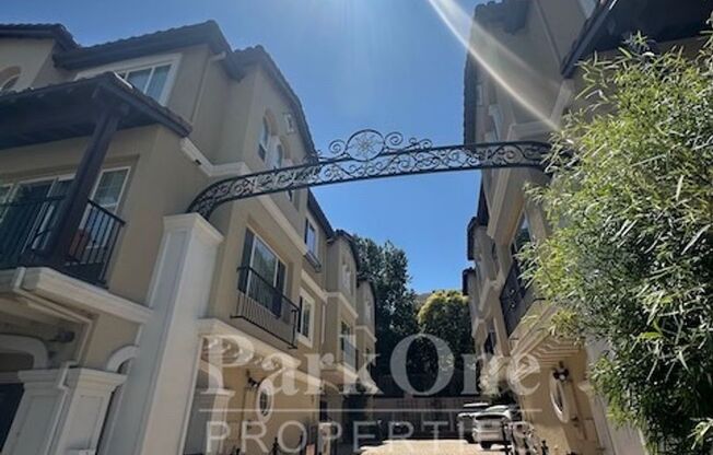 Nicely Updated Townhouse Close to Downtown