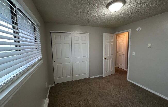 2 beds, 1 bath, $1,200, Unit 05