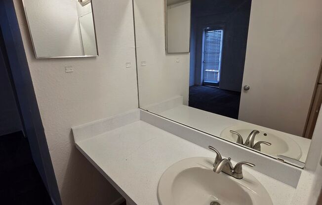 1 bed, 1 bath, 575 sqft, $949, Unit 43
