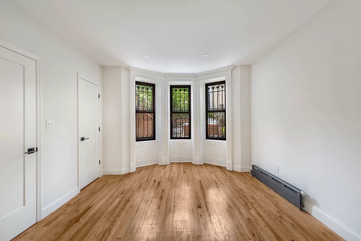 1097 PARK PL