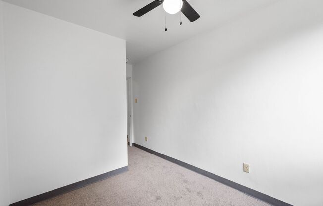 1 bed, 1 bath, 800 sqft, $450, Unit 2117 Brownsville Road - B21
