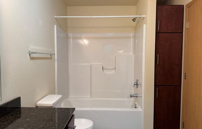 1 bed, 1 bath, 718 sqft, $985, Unit 605-307