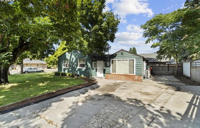 3Bd/1Ba Mid Century Home In Canby~ A/C, 2 Additional Storage, and Spacious Yard!!!