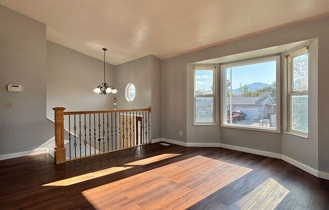 Spacious Split Level in Kearns!