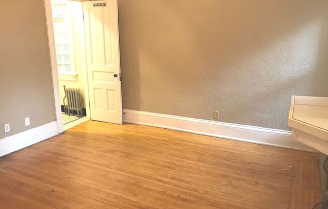 1 bed, 1 bath, $995, Unit 38