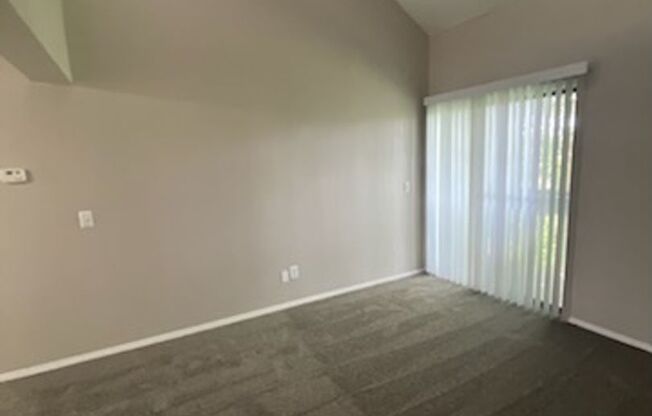 2 beds, 1 bath, 1,105 sqft, $875, Unit 2703-304