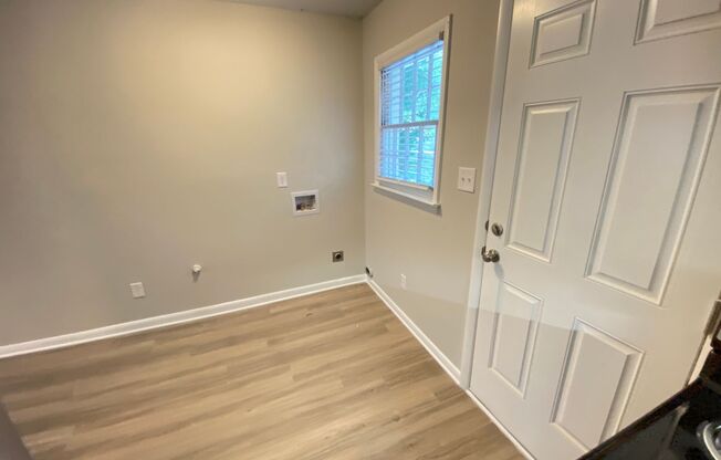 1 bed, 1 bath, 615 sqft, $950, Unit 861 Oakwood Villa