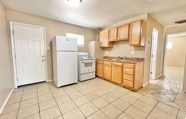 2 beds, 1 bath, 800 sqft, $875, Unit Unit 3