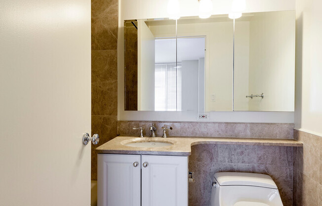 2 beds, 2 baths, $9,300, Unit 1711