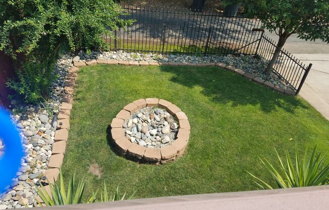 Central Roseville, 1 Bed, 1 Ba, Wall Air, Large Living Room, Bedroom Downstairs, Large Deck great for Entertaining, Lawn