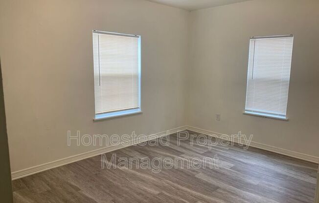 3 beds, 1 bath, 1,236 sqft, $995