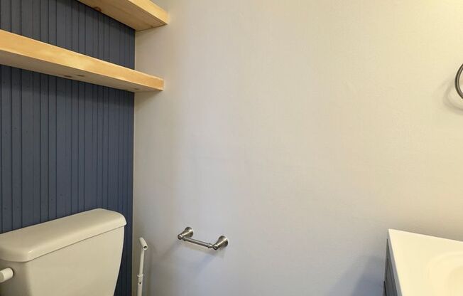Charming 2 Bedroom/1.5 Bathroom End-Row Townhome in White Marsh, MD!