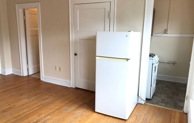 Studio, 1 bath, $820, Unit 402